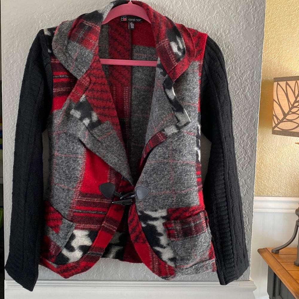 Ladies super cute light jacket/sweater,cute with jeans!  Brand-Carre nor. Size M